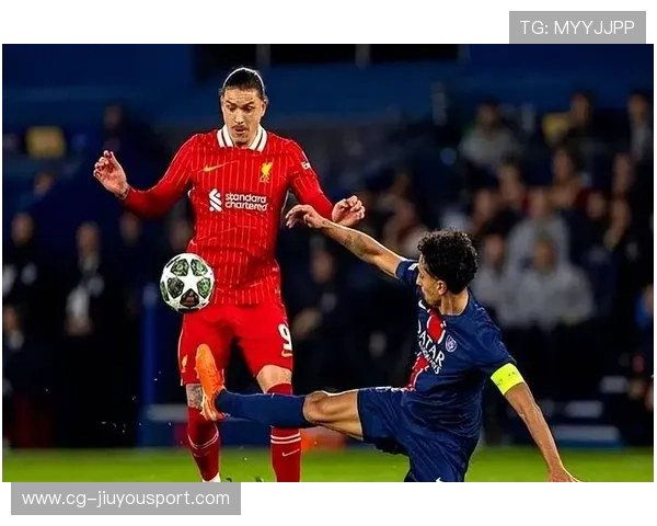 利物浦边路低平球传中，努涅斯抢点没踢正
