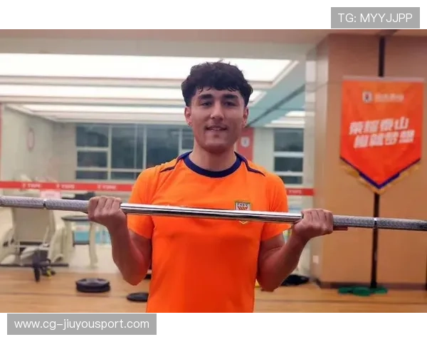 山东泰山阿卜杜肉苏力突破防线射门得手：一球背后的训练与信念