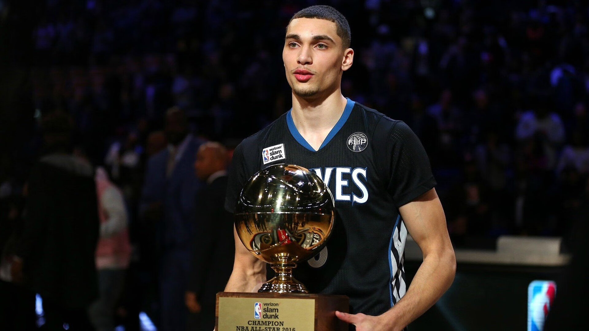 塔特凭借迅速的突破和准确的传球，在比赛中屡屡制造机会，下载塔特