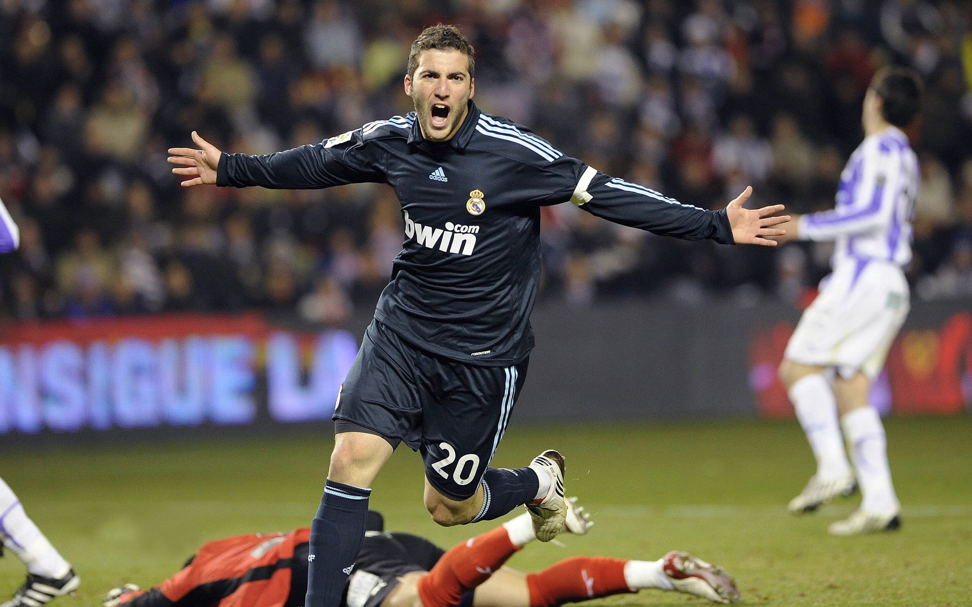 欧洲杯高潮不断：战术变化不断引领潮流！，欧洲杯高光时刻